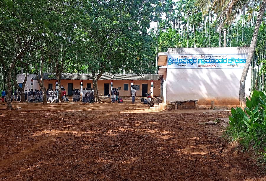 ತೋವಿನಕೆರೆ ಸಮೀಪದ ಮಣುವಿನಕುರಿಕೆಯ ಬೈರೇಶ್ವರ ಪ್ರೌಢಶಾಲೆ (ಸಂಗ್ರಹ ಚಿತ್ರ)