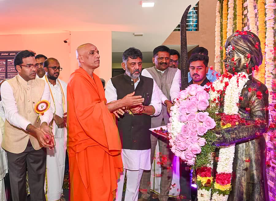 ಜಲಮಂಡಳಿ ನೌಕರರ ಸಂಘ ಆಯೋಜಿಸಿದ್ದ ಕೆಂಪೇಗೌಡ ಜಯಂತಿ ಕಾರ್ಯಕ್ರಮದಲ್ಲಿ ರಾಮ್ ಪ್ರಸಾತ್ ಮನೋಹರ್, ನಿರ್ಮಲಾನಂದನಾಥ ಸ್ವಾಮೀಜಿ, ಡಿ.ಕೆ. ಶಿವಕುಮಾರ್ ಹಾಗೂ ವಿಧಾನ ಪರಿಷತ್ ಸದಸ್ಯ ಸುಧಾಂ ದಾಸ್ ಅವರು ಕೆಂಪೇಗೌಡರ ಪ್ರತಿಮೆಗೆ ಪುಷ್ಪಾರ್ಚನೆ ಮಾಡಿದರು -ಪ್ರಜಾವಾಣಿ ಚಿತ್ರ