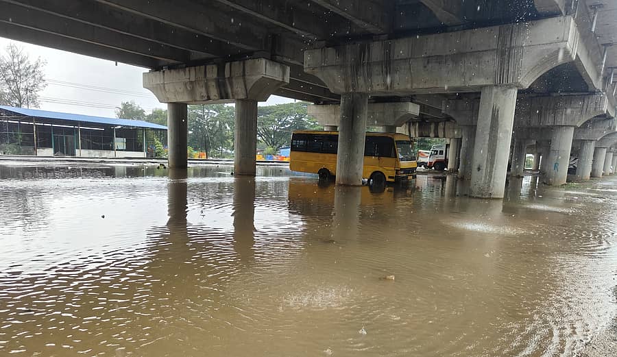 ಕಾರವಾರದಲ್ಲಿರುವ ರಾಷ್ಟ್ರೀಯ ಹೆದ್ದಾರಿಯ ಮೇಲ್ಸೇತುವೆಯ ತಳಭಾಗದಲ್ಲಿ ಮಳೆನೀರು ನಿಂತಿರುವುದು