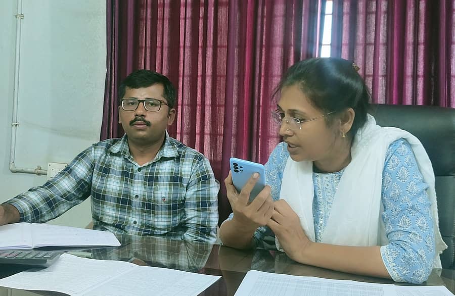 ಕಡೂರಿನಲ್ಲಿ ಕೃಷಿ ಇಲಾಖೆ ಏರ್ಪಡಿಸಿದ್ದ ಗುಂಪುಕರೆ ಕಾರ್ಯಕ್ರಮದಲ್ಲಿ ಕೃಷಿ ಉಪನಿರ್ದೇಶಕಿ ಹಂಸವೇಣಿ ರೈತರೊಂದಿಗೆ ಮಾತನಾಡಿದರು. ಸಹಾಯಕ ಕೃಷಿ ನಿರ್ದೇಶಕ ಅಶೋಕ್ ಇದ್ದಾರೆ.