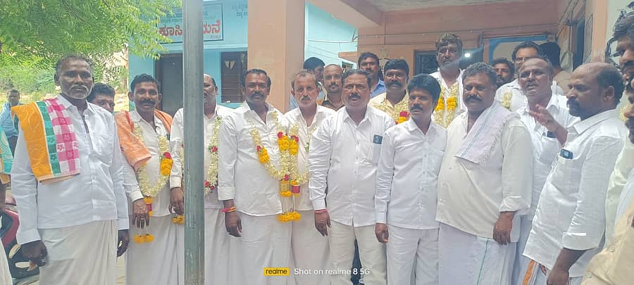 ತೆಕ್ಕಲಕೋಟೆ ಸಮೀಪದ ಉಪ್ಪಾರ ಹೊಸಹಳ್ಳಿ ಗ್ರಾಮ ಪಂಚಾಯಿತಿ ಅಧ್ಯಕ್ಷರಾಗಿ ಆಯ್ಕೆಯಾದ ಕಡೆಮನೆ ಮುತ್ತಯ್ಯ ಅವರನ್ನು ಅಭಿನಂದಿಸಿದರು