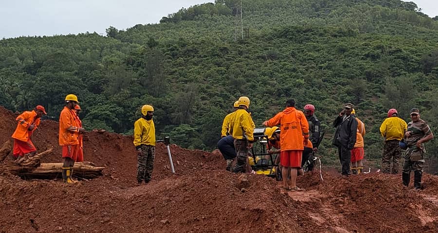 ಉತ್ತರ ಕನ್ನಡ ಜಿಲ್ಲೆಯ ಅಂಕೋಲಾ ತಾಲ್ಲೂಕಿನ ಶಿರೂರಿನಲ್ಲಿ ಗುಡ್ಡ ಕುಸಿದ ಸ್ಥಳದಲ್ಲಿ ಸೋಮವಾರ ಸೇನಾ ಸಿಬ್ಬಂದಿ ಶೋಧ ಕಾರ್ಯಾಚರಣೆ ನಡೆಸಿದರು
