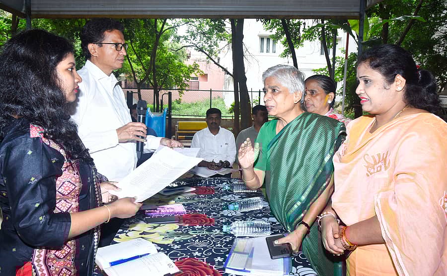 ತುಮಕೂರಿನಲ್ಲಿ ಮಂಗಳವಾರ ಏರ್ಪಡಿಸಿದ್ದ ಜನ ಸ್ಪಂದನ ಕಾರ್ಯಕ್ರಮದಲ್ಲಿ ಲೇಖಕಿ ಬಾ.ಹ.ರಮಾಕುಮಾರಿ ಅವರು ಅಶೋಕ ನಗರದ ಗ್ರಂಥಾಲಯ ನವೀಕರಿಸುವಂತೆ ಮಹಾನಗರ ಪಾಲಿಕೆಯ ಆಯುಕ್ತೆ ಬಿ.ವಿ.ಅಶ್ವಿಜ ಅವರಿಗೆ ಮನವಿ ಸಲ್ಲಿಸಿದರು. ಶಾಸಕ ಜಿ.ಬಿ.ಜ್ಯೋತಿಗಣೇಶ್ ಇತರರು ಹಾಜರಿದ್ದರು