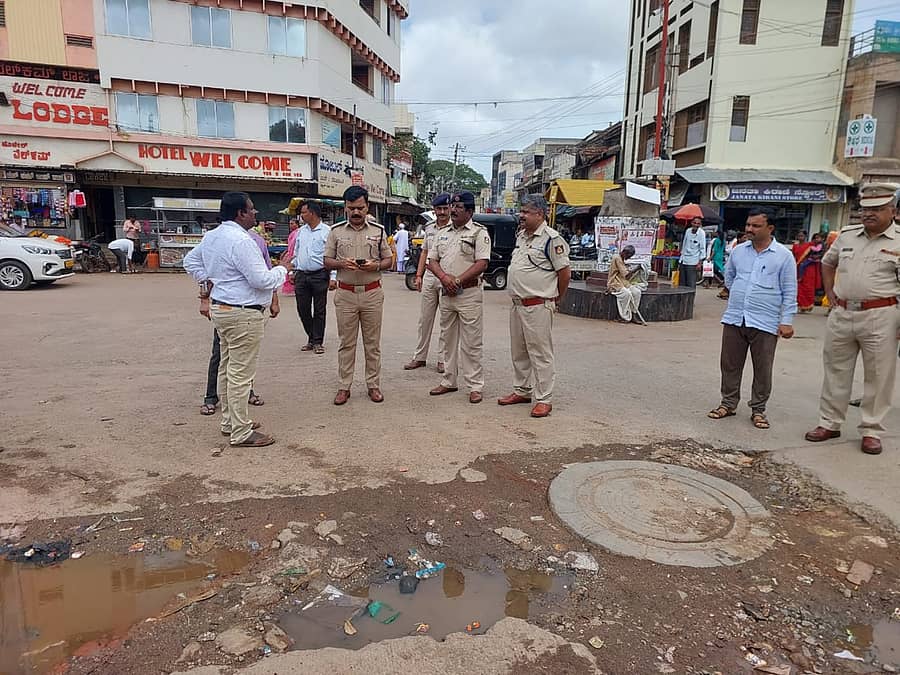 ಗದಗ ಜಿಲ್ಲಾ ಪೊಲೀಸ್ ವರಿಷ್ಠಾಧಿಕಾರಿ ಬಿ.ಎಸ್.ನೇಮಗೌಡ ಮಂಗಳವಾರ ನಗರ ಸಂಚಾರ ನಡೆಸಿ, ವ್ಯವಸ್ಥೆಗಳನ್ನು ಪರಿಶೀಲಿಸಿದರು