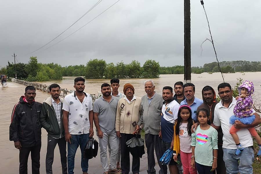 ಸಾಗರ ತಾಲ್ಲೂಕಿನ ತಾಳಗುಪ್ಪ ಹೋಬಳಿಯ ಸೈದೂರು ಗ್ರಾಮ ಪಂಚಾಯಿತಿ ವ್ಯಾಪ್ತಿಯ ನೆರೆಪೀಡಿತ ಪ್ರದೇಶಗಳಿಗೆ ಮಾಜಿ ಸಚಿವ ಕಾಗೋಡು ತಿಮ್ಮಪ್ಪ ಭಾನುವಾರ ಭೇಟಿ ನೀಡಿದ್ದರು