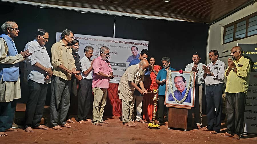 <div class="paragraphs"><p>ರಂಗ ದಿಗ್ಗಜ್ಜ ಸದಾನಂದ ಸುವರ್ಣರಿಗೆ ನಮನ ಮತ್ತು ಆಷಾಢದಲೊಂದು ಉಪನ್ಯಾಸ ಕಾರ್ಯಕ್ರಮ ಜರುಗಿತು</p></div>