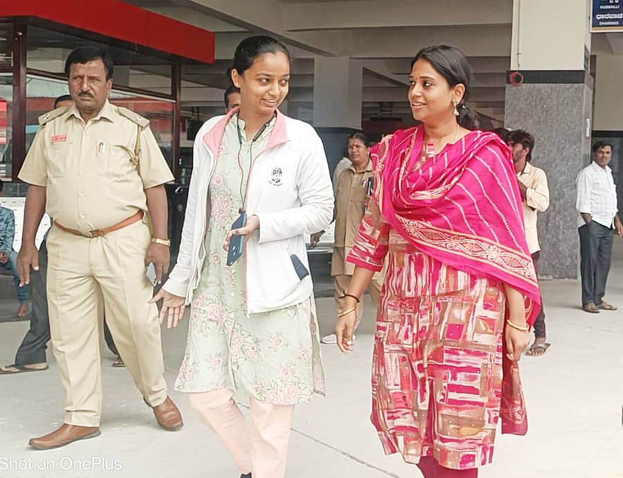 ತುಮಕೂರಿನ ದೇವರಾಜ ಅರಸು ಕೆಎಸ್ಆರ್ಟಿಸಿ ಬಸ್ ನಿಲ್ದಾಣಕ್ಕೆ ಭಾನುವಾರ ಜಿಲ್ಲಾಧಿಕಾರಿ ಶುಭ ಕಲ್ಯಾಣ್ ಭೇಟಿ ನೀಡಿ ಪರಿಶೀಲನೆ ನಡೆಸಿದರು. ಕೆಎಸ್ಆರ್ಟಿಸಿ ಸಹಾಯಕ ಕಾರ್ಯನಿರ್ವಾಹಕ ಎಂಜಿನಿಯರ್ ತ್ರಿವೇಣಿ ಉಪಸ್ಥಿತರಿದ್ದರು