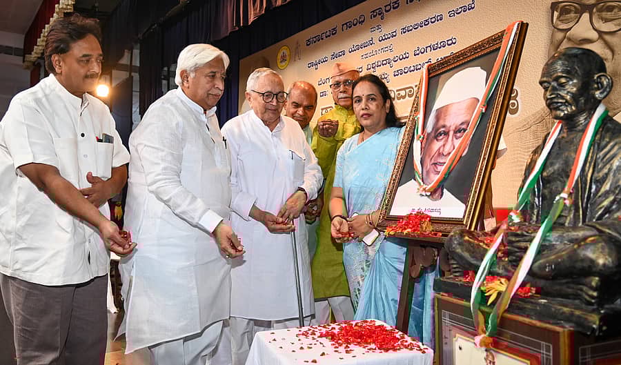 <div class="paragraphs"><p>ಡಾ.ಹೊ. ಶ್ರೀನಿವಾಸಯ್ಯ ಜನ್ಮ ಶತಮಾನೋತ್ಸವ ಕಾರ್ಯಕ್ರಮದಲ್ಲಿ ವೂಡೇ ಪಿ. ಕೃಷ್ಣ, ಎಚ್.ಕೆ. ಪಾಟೀಲ, ರಾಮಚಂದ್ರ ರಾಹಿ, ಎಸ್.ಜಿ. ಸಿದ್ದರಾಮಯ್ಯ, ಡಿ.ಆರ್. ಪಾಟೀಲ, ಶಶಿಕೃಷ್ಣ ಅವರು ಹೊ. ಶ್ರೀನಿವಾಸಯ್ಯ ಅವರ ಭಾವಚಿತ್ರಕ್ಕೆ ಪುಷ್ಪ ನಮನ ಸಲ್ಲಿಸಿದರು </p></div>