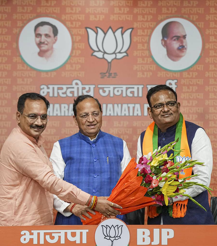 <div class="paragraphs"><p>ಎಎಪಿಯ ಮಾಜಿ ಸಚಿವ ರಾಜ್‌ ಕುಮಾರ್‌ ಆನಂದ್‌ ಅವರನ್ನು ಪಕ್ಷಕ್ಕೆ ಬರಮಾಡಿಕೊಂಡ ಬಿಜೆಪಿಯ ದೆಹಲಿ ಘಟಕದ ಅಧ್ಯಕ್ಷ ವೀರೇಂದ್ರ ಸಿಂಗ್‌ ಸಚ್‌ದೇವ ಹಾಗೂ ಪಕ್ಷದ ರಾಷ್ಟ್ರೀಯ ಪ್ರಧಾನ ಕಾರ್ಯದರ್ಶಿ ಅರುಣ್‌ ಸಿಂಗ್‌&nbsp;</p></div>