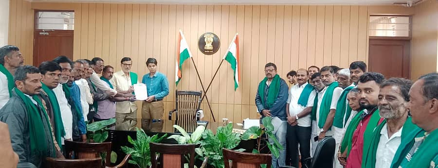 ರಾಜ್ಯ ಕಬ್ಬು ಬೆಳೆಗಾರರ ಸಂಘದ ಸದಸ್ಯರು ಬಣ್ಣಾರಿ ಅಮ್ಮನ್ ಸಕ್ಕರೆ ಕಾರ್ಖಾನೆ ವಿರುದ್ಧ ಕ್ರಮ ಕೈಗೊಳ್ಳುವಂತೆ ಒತ್ತಾಯಿಸಿ ಜಿಲ್ಲಾಧಿಕಾರಿಗೆ ಮನವಿ ಪತ್ರ ನೀಡಿದರು