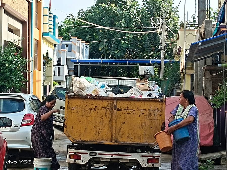 ಘನ್ಯತ್ಯಾಜ್ಯ ವಿಲೇವಾರಿ ವಾಹನದ ಹಿಂಭಾಗದಲ್ಲಿ ಕಸ ವಿಂಗಡನೆ ಬ್ಯಾಗ್ ಗಳು ( ಕಂಟೇನರ್) ಇಲ್ಲದೇ ಇರುವುದರಿಂದ ಮಹಿಳೆಯರು ವಾಹನದೊಳಗೆ ಎಲ್ಲಾ ರೀತಿಯ ಕಸವನ್ನು ಸುರಿಯಲು ಮುಂದಾಗಿರುವುದು.