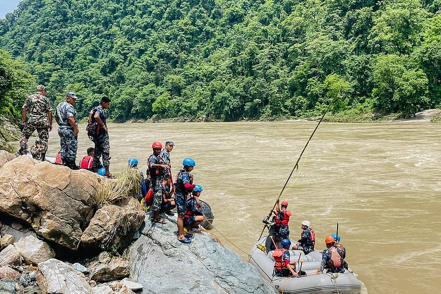 ನದಿಯಲ್ಲಿ ಕೊಚ್ಚಿಹೋದ ಬಸ್ ಮತ್ತು ಪ್ರಯಾಣಿಕರ ಪತ್ತೆಗಾಗಿ ರಕ್ಷಣಾ ಸಿಬ್ಬಂದಿ ಕಾರ್ಯಾಚರಣೆ ನಡೆಸಿದರು – ಎಎಫ್ಪಿ ಚಿತ್ರ