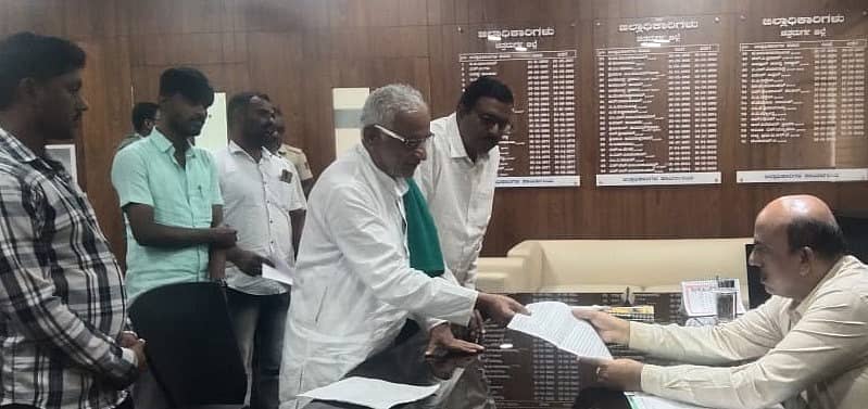 ಚಳ್ಳಕೆರೆ ತಾಲ್ಲೂಕಿನ ಕಸಬಾ ಹೋಬಳಿ ವ್ಯಾಪ್ತಿಯ ಬೆಳೆ ವಿಮೆ ವಂಚಿತ ಶೇಂಗಾ ಮತ್ತು ತೊಗರಿ ಬೆಳೆಗಾರರಿಗೆ ವಿಮಾ ಸೌಲಭ್ಯ ಪಡೆಯಲು ಸೂಕ್ತ ಕ್ರಮ ಕೈಗೊಳ್ಳಬೇಕು ಎಂದು ರೈತ ಮುಖಂಡ ಕೆ.ಪಿ.ಭೂತಯ್ಯ ಶನಿವಾರ ಜಿಲ್ಲಾಧಿಕಾರಿಗೆ ಮನವಿ ಸಲ್ಲಿಸಿದರು