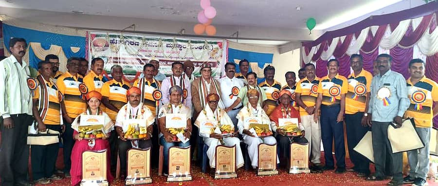 ದೊಡ್ಡಬಳ್ಳಾಪುರ ತಾಲ್ಲೂಕಿನ ಕನಸವಾಡಿ ಪದವಿ ಪೂರ್ವ ಕಾಲೇಜು ಆವರಣದಲ್ಲಿ ಹೊಂಗಿರಣ ಸಮಾನ ಮನಸ್ಕರ ಸಂಘದ ವಾರ್ಷಿಕೋತ್ಸವದಲ್ಲಿ ವಿವಿಧ ಕ್ಷೇತ್ರಗಳ ಸಾಧಕರನ್ನು ಸನ್ಮಾನಿಸಲಾಯಿತು