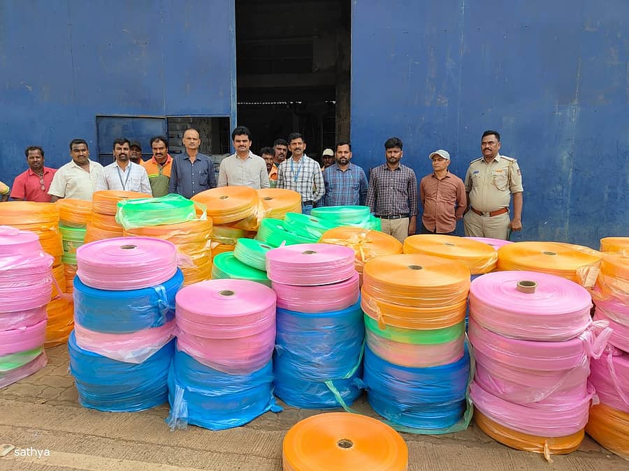 ಹುಬ್ಬಳ್ಳಿಯ ಗೋಕುಲ ರಸ್ತೆಯ ಕೈಗಾರಿಕಾ ಪ್ರದೇಶದ ಮೊದಲ ಹಂತದಲ್ಲಿರುವ ರಜನಿ ಪಾಲಿಪ್ಯಾಕ್ ಪ್ರೈವೇಟ್ ಲಿಮಿಟೆಡ್ ಕಂಪನಿ ಮೇಲೆ ದಾಳಿ ನಡೆಸಿ ವಶಪಡಿಸಿಕೊಂಡಿರುವ ನಿಷೇಧಿತ ಪ್ಲಾಸ್ಟಿಕ್ ಉತ್ಪನ್ನದೊಂದಿಗೆ ಮಹಾನಗರ ಪಾಲಿಕೆ ಆಯುಕ್ತ ಈಶ್ವರ ಉಳ್ಳಾಗಡ್ಡಿ, ಅಧಿಕಾರಿಗಳು