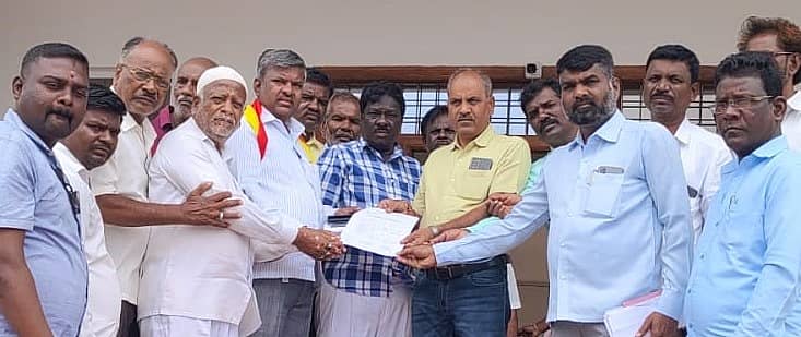 ಖಾಸಗಿ ಕಂಪನಿಗಳಲ್ಲಿ ಕನ್ನಡಿಗರಿಗೆ ಉದ್ಯೋಗ ಮೀಸಲು ವಿರೋಧಿಸಿರುವ ಸಚಿವರನ್ನು ಕೂಡಲೇ ಸಚಿವ ಸಂಪುಟದಿಂದ ವಜಾಗೊಳಿಸಬೇಕು ಎಂದು ಒತ್ತಾಯಿಸಿ ಕೊರ್ಲಕುಂಟೆಯ ಕನ್ನಡ ರಕ್ಷಣಾ ಮತ್ತು ಸಾಂಸ್ಕೃತಿಕ ವೇದಿಕೆ ಕಾರ್ಯಕರ್ತರು ಗುರುವಾರ ಶಿರಸ್ತೇದಾರ್ ಅವರಿಗೆ ಮನವಿ ಸಲ್ಲಿಸಿದರು