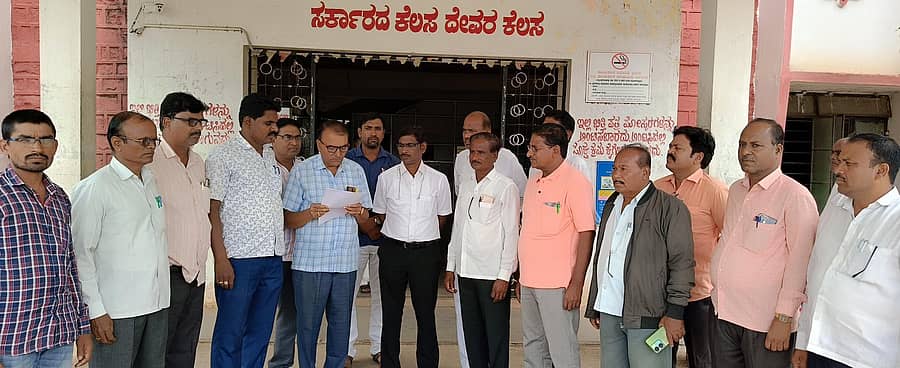 ಚಿಂಚೋಳಿ ತಾಲ್ಲೂಕು ನಿಶ್ಚಿತ ಪಿಂಚಣಿ ವಂಚಿತ ನೌಕರರು ತಮ್ಮ ಬೇಡಿಕೆಗಳ ಈಡೇರಿಕೆಗೆ ಒತ್ತಾಯಿಸಿ ತಹಶೀಲ್ದಾರ್ ಮೂಲಕ ಮುಖ್ಯಮಂತ್ರಿಗಳಿಗೆ ಮನವಿ ಸಲ್ಲಿಸಿದರು