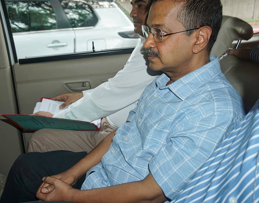 ವಿಚಾರಣೆ ಸಂಬಂಧ ದೆಹಲಿ ಮುಖ್ಯಮಂತ್ರಿ ಅರವಿಂದ ಕೇಜ್ರಿವಾಲ್ ಅವರನ್ನು ದೆಹಲಿ ಹೈಕೋರ್ಟ್ಗೆ ಮಂಗಳವಾರ ಸಿಬಿಐ ಕರೆತಂದಿತು –ಪಿಟಿಐ ಚಿತ್ರ