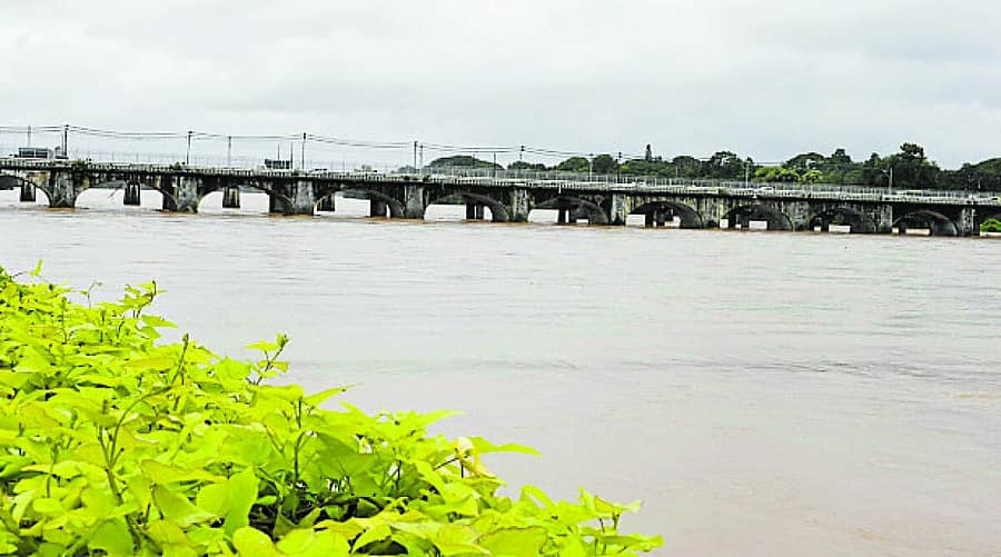 <div class="paragraphs"><p>ಶಿವಮೊಗ್ಗ ನಗರದ ಬಳಿ ತುಂಗಾ ನದಿ ಅಪಾಯದ ಹಂತ ಮೀರಿ ಹರಿಯುತ್ತಿದೆ</p></div>