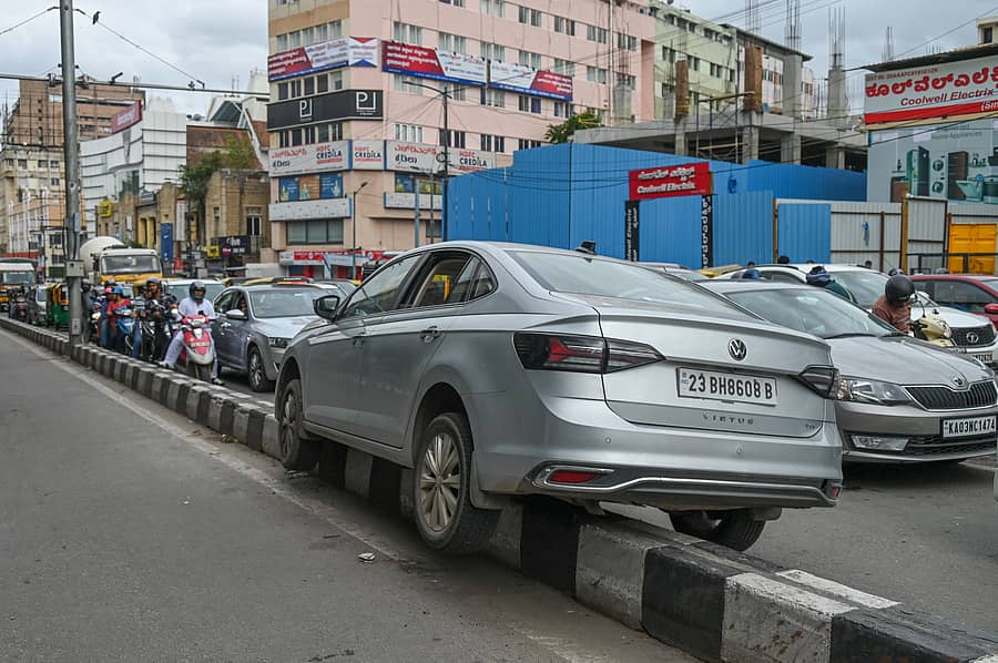 ನಗರದ ಅನಿಲ್ ಕುಂಬ್ಳೆ ವೃತ್ತದಲ್ಲಿ ರಸ್ತೆ ವಿಭಜಕಕ್ಕೆ ಕಾರು ಡಿಕ್ಕಿ ಹೊಡೆದಿರುವುದು. ಪ್ರಜಾವಾಣಿ ಚಿತ್ರ