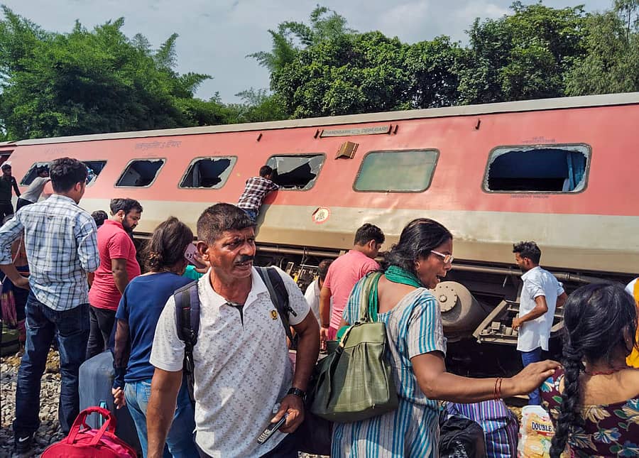 <div class="paragraphs"><p>ಉತ್ತರಪ್ರದೇಶದ ಗೊಂಡಾ ಜಿಲ್ಲೆಯ ಮೋತಿಗಂಜ್ ಮತ್ತು ಝಿಲಾಹಿ ರೈಲು ನಿಲ್ದಾಣದ ಮಧ್ಯೆ ಚಂಡಿಗಢ–ದಿಬ್ರೂಗಢ ಎಕ್ಸಪ್ರೆಸ್ ರೈಲು ಗುರುವಾರ ಹಳಿ ತಪ್ಪಿತ್ತು</p></div>