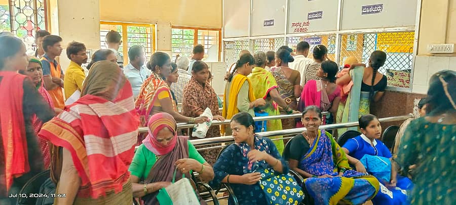 ಬೀಳಗಿ ಸರ್ಕಾರಿ ಆಸ್ಪತ್ರೆಯ ನೊಂದಣಿ ವಿಭಾಗದ ಕೊಠಡಿ ಎದುರು ಸರತಿಸಾಲಿನಲ್ಲಿ ನಿಂತಿದ್ದ ಜನ.