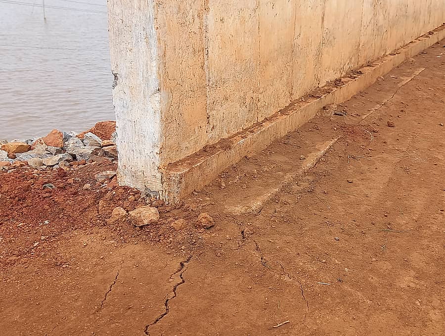 ಕಲಾದಗಿ ದಕ್ಷಿಣ ಏತ ನೀರಾವರಿ ಯೋಜನೆಯ ಬೃಹತ್ ಕಾಲುವೆಗೆ ಅಡ್ಡಲಾಗಿ ನಿರ್ಮಿಸುತ್ತಿರುವ ಸೇತುವೆ ಬಿರುಕು ಬಿಟ್ಟಿರುವುದು