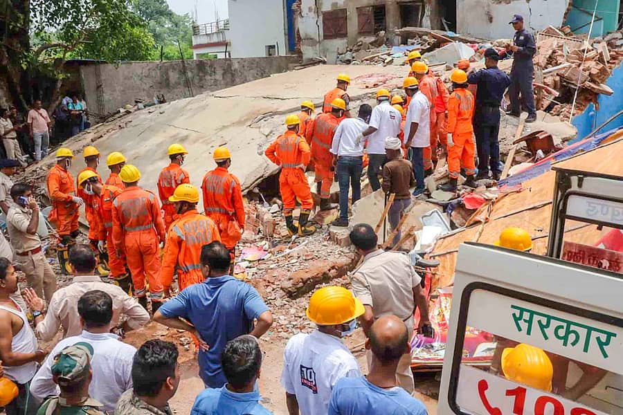 <div class="paragraphs"><p>ಜಾರ್ಖಂಡ್ನ ದೇವಘರ್ನಲ್ಲಿ ಭಾನುವಾರ ಕುಸಿದುಬಿದ್ದ ಕಟ್ಟಡದ ಅವಶೇಷಗಳನ್ನು ರಕ್ಷಣಾ ಸಿಬ್ಬಂದಿ ತೆರವುಗೊಳಿಸಿದರು </p></div>