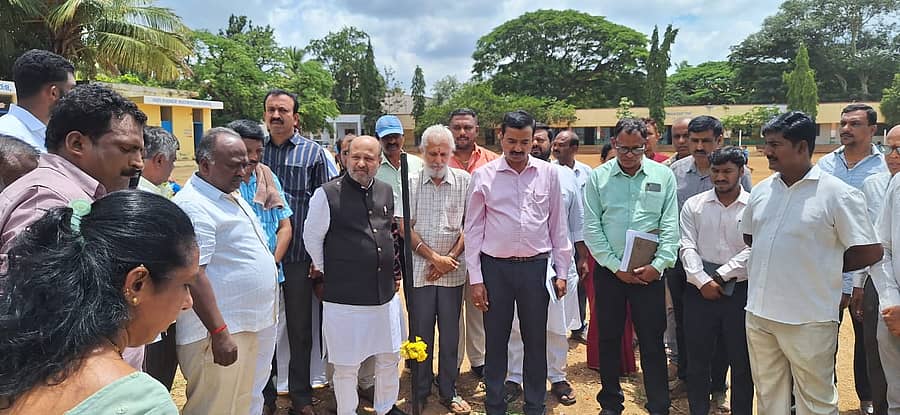 ಹಾರೋಹಳ್ಳಿ ಕರ್ನಾಟಕ ಪಬ್ಲಿಕ್ ಶಾಲೆ ಕೊಠಡಿ ದುರಸ್ತಿ ಕಾಮಗಾರಿಗೆ ಶಾಸಕ ಇಕ್ಬಾಲ್ ಹುಸೇನ್ ಚಾಲನೆ ನೀಡಿದರು