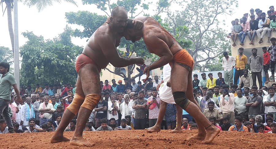 ಹಗರಿಬೊಮ್ಮನಹಳ್ಳಿ ತಾಲ್ಲೂಕಿನ ಬಲ್ಲಾಹುಣ್ಸಿಯಲ್ಲಿ ನಡೆದ ಕುಸ್ತಿ ಪಂದ್ಯಾವಳಿಯಲ್ಲಿ ಕಲಬುರಗಿಯ ಸಿದ್ದಪ್ಪ ಮತ್ತು ದಾವಣಗೆರೆಯ ಗಿರೀಶ್ ಸೆಣಸಾಡಿದರು