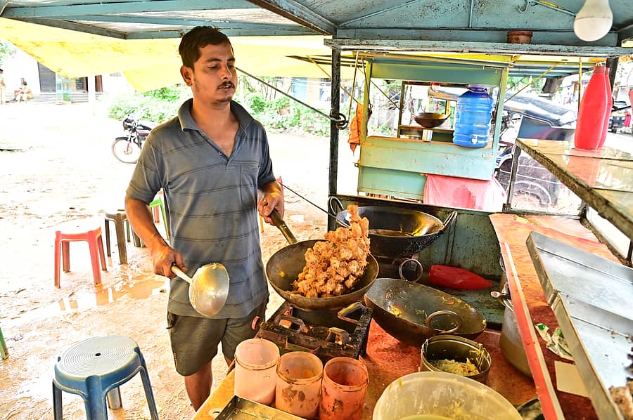 ದಾವಣಗೆರೆಯ ಎಂಸಿಸಿ ‘ಎ’ ಬ್ಲಾಕ್ನ ಸೂಪರ್ ಮಾರ್ಕೆಟ್ ಬಳಿ ವ್ಯಾಪಾರಿಯೊಬ್ಬರು ಬಣ್ಣ ರಹಿತ ಗೋಬಿ ಮಂಚೂರಿ ಸಿದ್ಧಪಡಿಸುತ್ತಿರುವುದು –ಪ್ರಜಾವಾಣಿ ಚಿತ್ರ/ಸತೀಶ ಬಡಿಗೇರ್