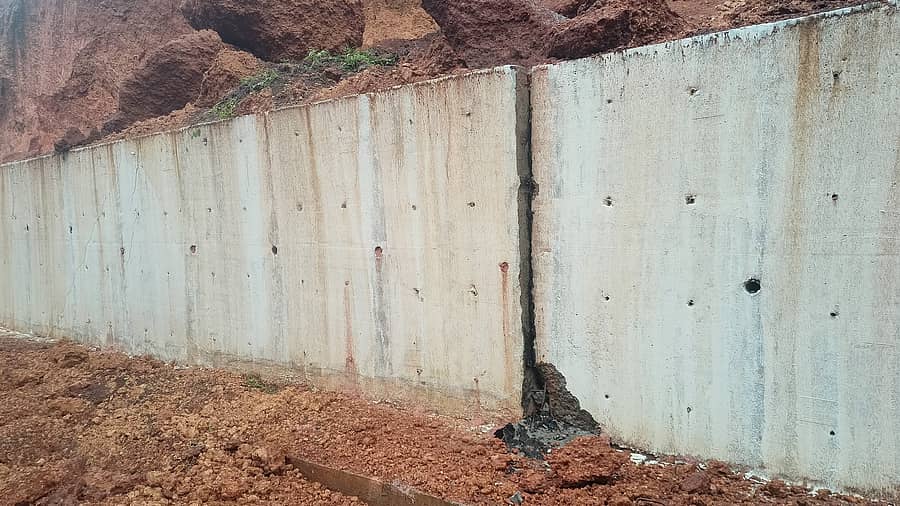 ತೀರ್ಥಹಳ್ಳಿಯಲ್ಲಿ ಸಿಮೆಂಟ್ ತಡೆಗೋಡೆ ಕುಸಿದಿರುವುದು