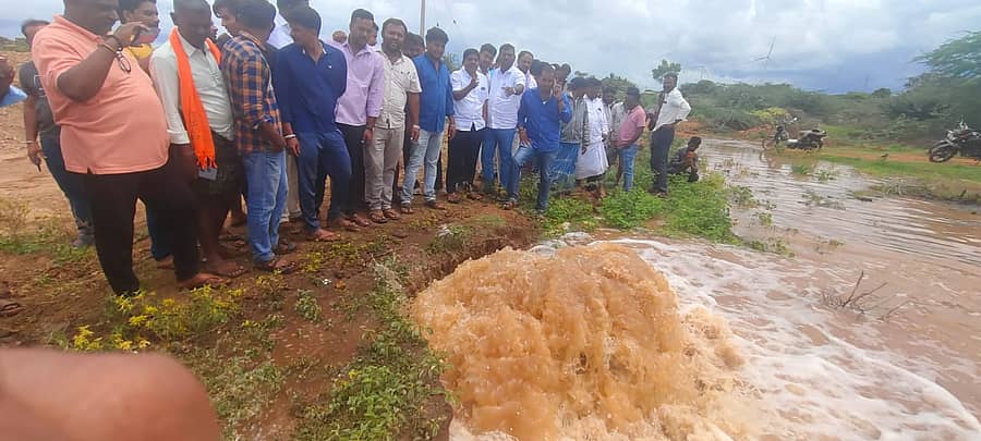 ಜಗಳೂರಿನ ಐತಿಹಾಸಿಕ ಕೆರೆಗೆ ತುಂಗಭದ್ರಾ ನದಿಯಿಂದ ನೀರು ಹರಿದು ಬರುವುದನ್ನು ಜನರು ಶುಕ್ರವಾರ ಮುಗಿಬಿದ್ದು ವೀಕ್ಷಿಸಿದರು.
