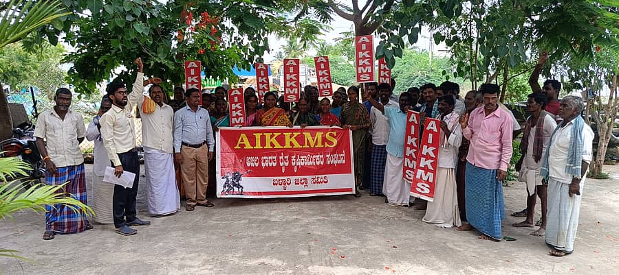 100 ದಿನಗಳ ನರೇಗಾ ಕೆಲಸ ನೀಡಲು ಆಗ್ರಹಿಸಿ ಎಐಕೆಕೆಎಂಎಸ್ ರೈತ ಸಂಘಟನೆ ವತಿಯಿಂದ ಚಾನಾಳ್ ಗ್ರಾಮ ಪಂಚಾಯಿತಿ ಎದುರು ಪ್ರತಿಭಟನೆ ನಡೆಸಲಾಯಿತು.