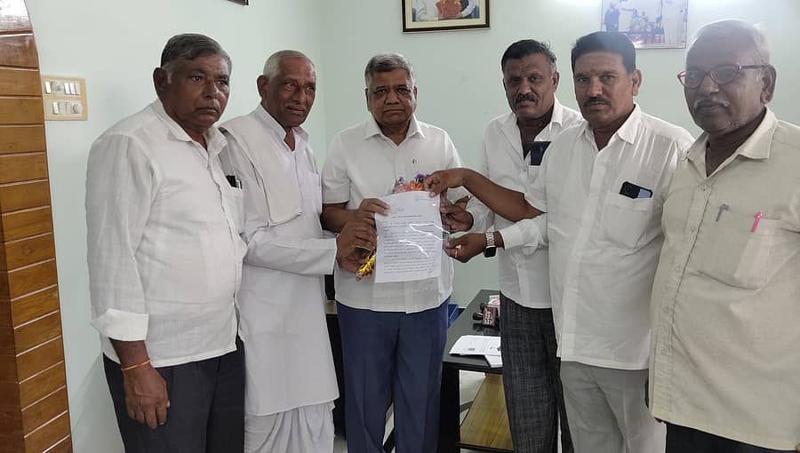 ನರಗುಂದ ಮಾರ್ಗವಾಗಿ ಘಟಪ್ರಭಾದಿಂದ ಕುಷ್ಟಗಿವರೆಗಿನ ರೈಲ್ವೆ ಮಾರ್ಗಕ್ಕೆ ಆಗ್ರಹಿಸಿ ನರಗುಂದ ರೈಲ್ವೆ ಹೋರಾಟ ಸಮಿತಿ ಸದಸ್ಯರು ಹುಬ್ಬಳ್ಳಿಯಲ್ಲಿ ಸಂಸದ ಜಗದೀಶ ಶೆಟ್ಟರ್ಗೆ ಮನವಿ ಸಲ್ಲಿಸಿದರು