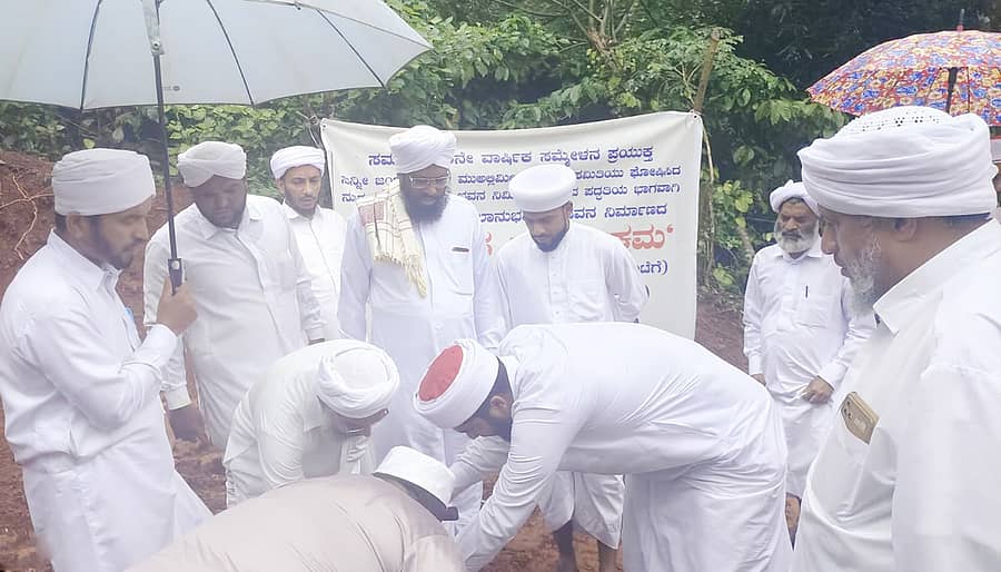 ಕೊಡಗು ಸುನ್ನಿ ಜಮಾಯತುಲ್ ಮುಹಲ್ಲಿಮೀನ್ ಕೇಂದ್ರ ಸಮಿತಿಯ ವತಿಯಿಂದ ನಾಪೋಕ್ಲು ಸಮೀಪದ ಎಮ್ಮೆಮಾಡು ಗ್ರಾಮದಲ್ಲಿ ಮನೆಗೆ ಶಿಲಾನ್ಯಾಸ ಕಾರ್ಯಕ್ರಮವನ್ನು ಗುರುವಾರ ನಡೆಸಲಾಯಿತು.