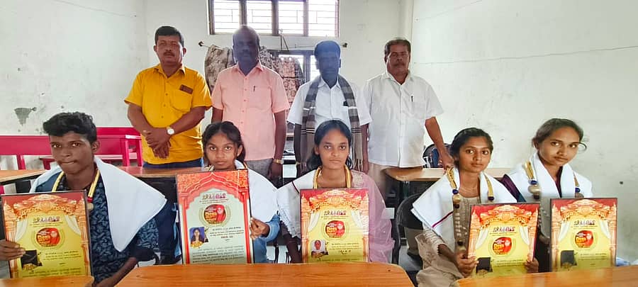 <div class="paragraphs"><p>ಚಿತ್ರದುರ್ಗ ಸಿದ್ದರಾಮೇಶ್ವರ ಭೋವಿ ಗುರುಪೀಠದಲ್ಲಿ ನಡೆದ 25ನೇ ದೀಕ್ಷಾ ರಜತಾ ಮಹೋತ್ಸವದಲ್ಲಿ ಮಾಗಡಿ ತಾಲ್ಲೂಕಿನ ಪ್ರತಿಭಾವಂತ ವಿದ್ಯಾರ್ಥಿಗಳನ್ನು ಸನ್ಮಾನಿಸಲಾಯಿತು</p></div>