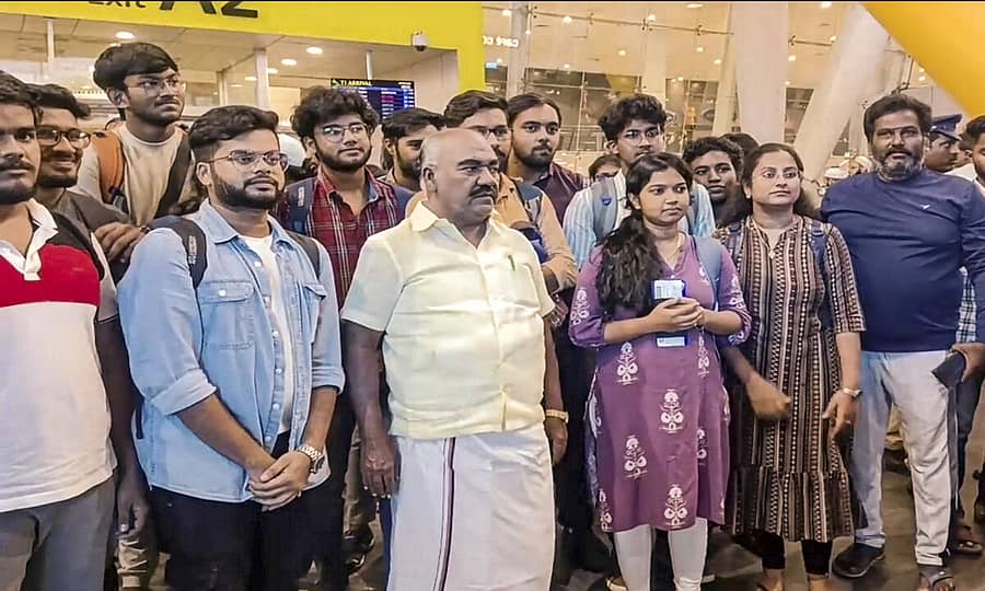 <div class="paragraphs"><p>ಬಾಂಗ್ಲಾದೇಶದಿಂದ ಆಗಮಿಸಿದ ವಿದ್ಯಾರ್ಥಿಗಳನ್ನು ವಿಮಾನ ನಿಲ್ದಾಣದಲ್ಲಿ ಬರಮಾಡಿಕೊಂಡ ತಮಿಳುನಾಡು ಸಚಿವ ಕೆ. ಎಸ್. ಮಸ್ತಾನ್</p></div>