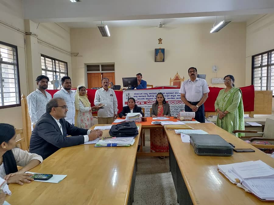 ದಾಂಡೇಲಿ ಜೆಎಮ್ಎಫ್ ಸಿ ನ್ಯಾಯಾಲಯದಲ್ಲಿ ನ್ಯಾಯಾಧೀಶೆ ರೋಹಿಣಿ ಬಸಾಪುರ ನೇತೃತ್ವದಲ್ಲಿ ಲೋಕ ಅದಾಲತ್ ಕಾರ್ಯಕ್ರಮ ಶನಿವಾರ ನಡೆಯಿತು.