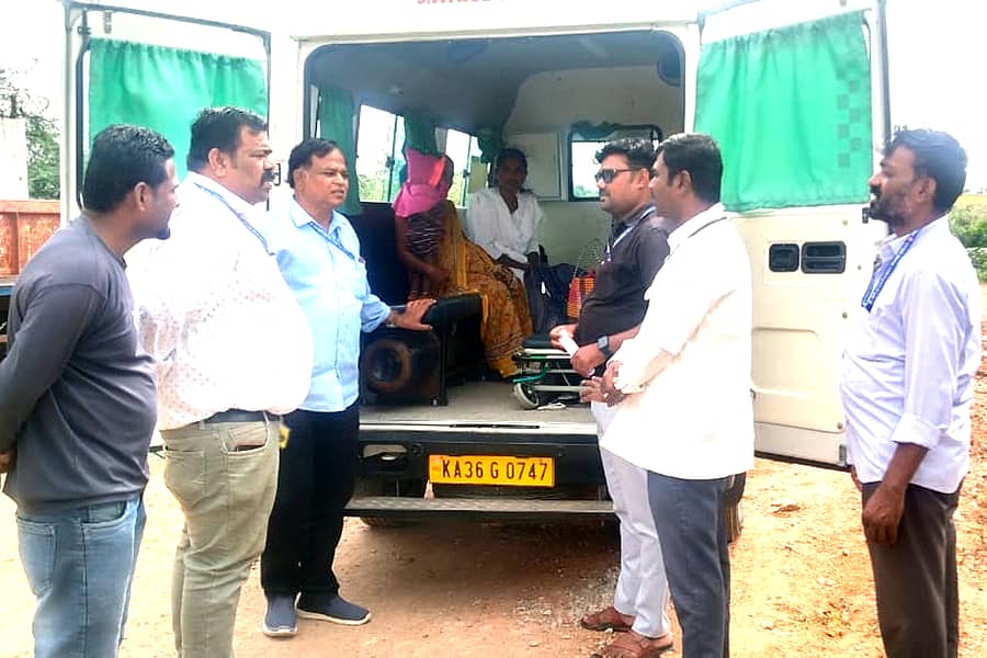 ಲಿಂಗಸುಗೂರು ತಾಲ್ಲೂಕಿನ ಕಡದರಗಡ್ಡಿಯ ಗರ್ಭಿಣಿಯೊಬ್ಬರನ್ನು ಆರೋಗ್ಯ ಇಲಾಖೆ ಸಿಬ್ಬಂದಿ ಆಂಬುಲೆನ್ಸ್ ಮೂಲಕ ಈಚನಾಳ ಆಸ್ಪತ್ರೆಗೆ ಸ್ಥಳಾಂತರಿಸಿದರು