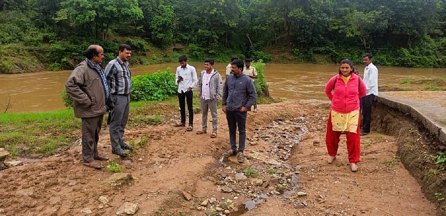 ಮುಂಡಗೋಡ ತಾಲ್ಲೂಕಿನ ಯರೇಬೈಲ್ ಸಮೀಪದ ಬೇಡ್ತಿ ಹಳ್ಳದ ನೀರಿನ ಮಟ್ಟವನ್ನು ತಹಶೀಲ್ದಾರ್ ಶಂಕರ ಗೌಡಿ ವೀಕ್ಷಿಸಿದರು