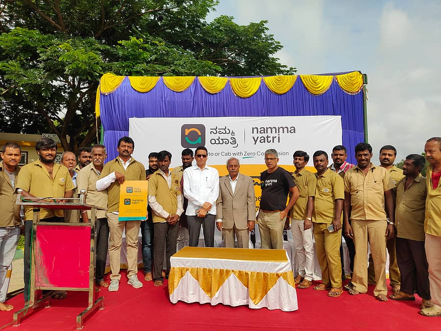 ತುಮಕೂರಿನಲ್ಲಿ ಶನಿವಾರ ‘ನಮ್ಮ ಯಾತ್ರಿ ನಮ್ಮ ವನ’ ಎಂಬ ಗಿಡ ನೆಡುವ ವನಮಹೋತ್ಸವ ಕಾರ್ಯಕ್ರಮಕ್ಕೆ ಶಾಸಕ ಜಿ.ಬಿ.ಜ್ಯೋತಿಗಣೇಶ್ ಚಾಲನೆ ನೀಡಿದರು. ನಮ್ಮ ಯಾತ್ರಿಯ ತಾಂತ್ರಿಕ ಸಲಹೆಗಾರರಾದ ರಾಜೀವ್, ಸುಶೀಲ್, ಮುರಳಿ, ಆರ್.ನವೀನ್‍ ಕುಮಾರ್ ಇತರರು ಭಾಗವಹಿಸಿದ್ದರು