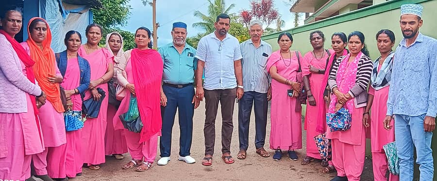 ಗೋಣಿಕೊಪ್ಪಲು ಬಳಿಯ ಬಿಳುಗುಂದ ನಲ್ವತ್ತೊಕ್ಲಿನಲ್ಲಿ ಡೆಂಗ್ಯು ಬಗ್ಗೆ ಸಾರ್ವಜನಿಕ ಜಾಗೃತಿ ಮೂಡಿಸುತ್ತಿರುವ ತಂಡ