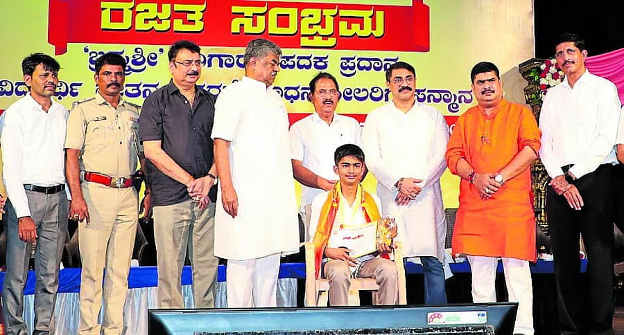 <div class="paragraphs"><p>ಕಾರ್ಯಕ್ರಮದಲ್ಲಿ ಪುತ್ತೂರಿನ ವಿದ್ಯಾರ್ಥಿ ವಿಶಾಲ್ ಅವರಿಗೆ ಬ್ರಹ್ಮಶ್ರೀ ಬಂಗಾರದ ಪದಕ ಪ್ರದಾನ ಮಾಡಲಾಯಿತು </p></div>