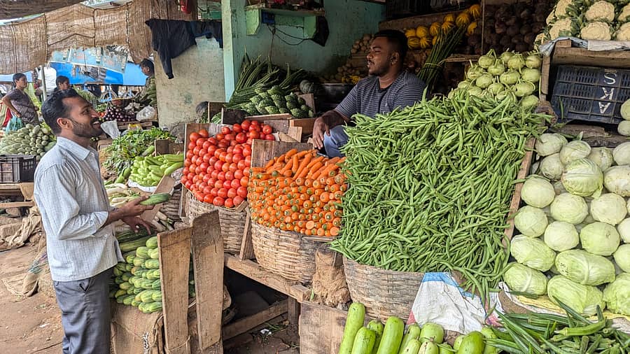 ಚಾಮರಾಜನಗರದ ತರಕಾರಿ ಮಳಿಗೆಯಲ್ಲಿ ತರಕಾರಿ ಖರೀದಿಸುತ್ತಿರುವ ಗ್ರಾಹಕ
