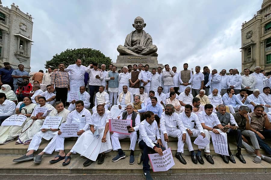 ವಿಧಾನಸೌಧದ ಆವರಣದಲ್ಲಿರುವ ಗಾಂಧಿ ಪ್ರತಿಮೆ ಮುಂಭಾಗದಲ್ಲಿ ಮಂಗಳವಾರ ನಡೆದ ಪ್ರತಿಭಟನೆಯಲ್ಲಿ ಮುಖ್ಯಮಂತ್ರಿ ಸಿದ್ದರಾಮಯ್ಯ, ಸಚಿವರು, ಕಾಂಗ್ರೆಸ್ ಶಾಸಕರು ಭಾಗಿಯಾಗಿದ್ದರು ಪ್ರಜಾವಾಣಿ ಚಿತ್ರ