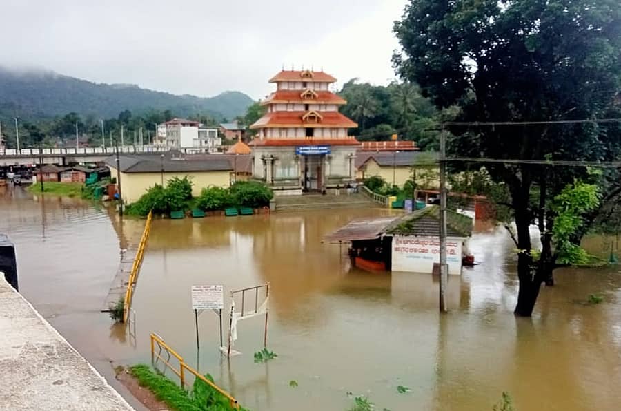 ಭಾಗಮಂಡಲದ ಭಗಂಡೇಶ್ವರ ದೇವಾಲಯದ ಮೆಟ್ಟಿಲುಗಳವರೆಗೆ ಈಚೆಗೆ ಪ್ರವಾಹ ಬಂದಿತ್ತು