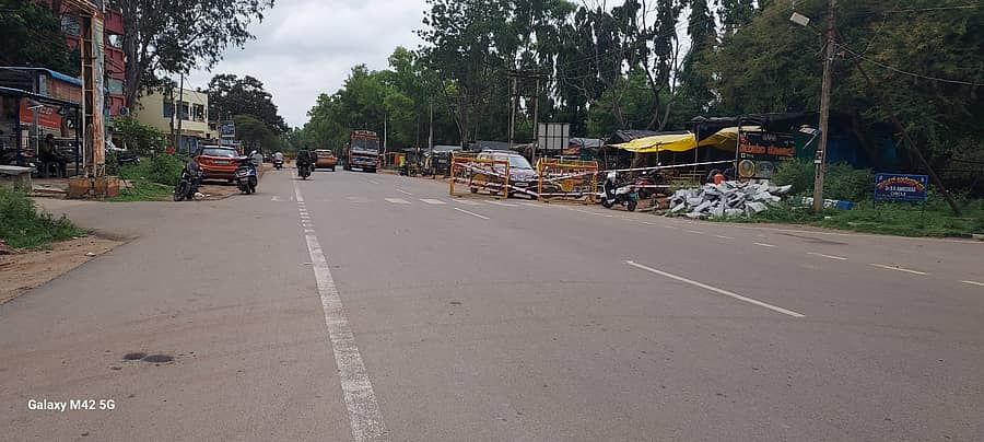 ಕೆಜಿಎಫ್ ಬೆಮಲ್ ನಗರದ ಆಲದ ಮರದಿಂದ ಕೃಷ್ಣಾವರಂಗೆ ಹೋಗುವ ರಸ್ತೆಯಲ್ಲಿ ವೇಗ ನಿಯಂತ್ರಣಕ್ಕೆ ಪೊಲೀಸರು ಬುಧವಾರ ಬ್ಯಾರಿಕೇಡ್ ಅಳವಡಿಸಿದರು