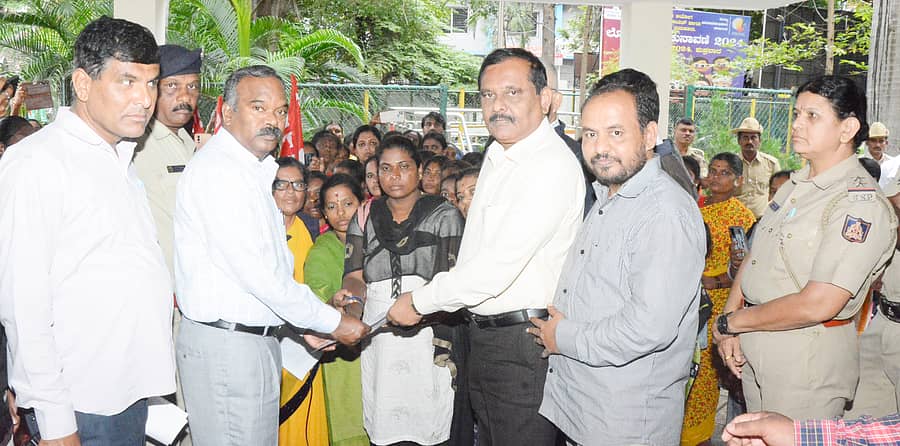 ತುಮಕೂರು ಜಿಲ್ಲಾ ಪಂಚಾಯಿತಿ ಉಪಕಾರ್ಯದರ್ಶಿ ಸಣ್ಣಮಸಿಯಪ್ಪ ಅವರಿಗೆ ವಿವಿಧ ಬೇಡಿಕೆಗಳ ಈಡೇರಿಕೆಗೆ ಆಗ್ರಹಿಸಿದ ಮನವಿ ಪತ್ರವನ್ನು ಗ್ರಾಮ ಪಂಚಾಯಿತಿ ಸ್ವಚ್ಛ ವಾಹಿನಿ ಚಾಲಕರು, ಸಹಾಯಕಿಯರು ಶುಕ್ರವಾರ ಸಲ್ಲಿಸಿದರು
