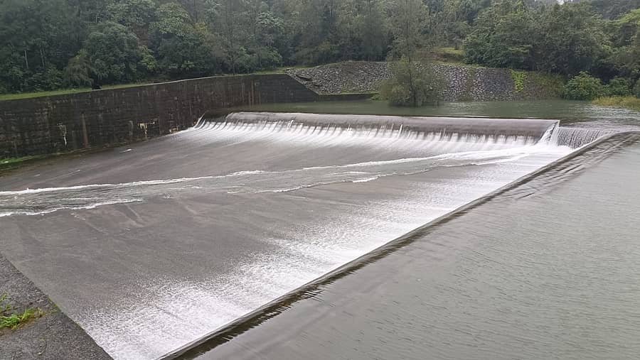 ಹೊಸನಗರ ತಾಲ್ಲೂಕಿನ ಚಕ್ರಾ ಜಲಾಶಯ ತುಂಬಿದ್ದು ಹೊರ ಹರಿವು ಹೆಚ್ಚಾಗಿರುವುದು